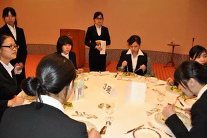 Du học sinh Việt Nam thực tập tại một khách sạn ở Nhật Bản . Ảnh: THU NGUYỄN