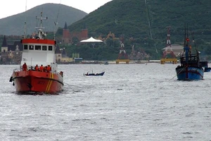 Tàu cứu hộ lai dắt một tàu bị nạn vào bờ
