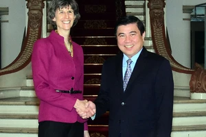 Chủ tịch UBND TPHCM Nguyễn Thành Phong tiếp bà Laura Tuck, Phó Chủ tịch WB. Ảnh: TTXVN