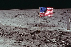 Ông Trump phát biểu, Mỹ sẽ không chỉ để lại cờ và dấu chân trên Mặt Trăng. Ảnh: SCIENCE ALERT