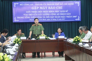Trung tướng Nguyễn Xuân Mười giới thiệu các nội dung sẽ được trình bày tại Hội thảo chiều 12-12. Ảnh: VGP