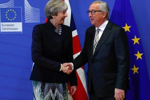 Thủ tướng Anh Theresa May và Chủ tịch Ủy ban châu Âu Jean-Claude Juncker tại trụ sở EC, Brussels, Bỉ, ngày 4-12. Ảnh: REUTERS 