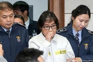 Bị cáo Choi Soon-sil (áo trắng). Ảnh: AP