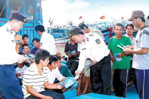  Bộ Tư lệnh Vùng 1 Cảnh sát biển tuyên truyền những điều cần biết khi đánh bắt hải sản trên biển