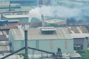 Khói thải từ sản xuất tại phường Đông Hưng Thuận, quận 12 Ảnh: THÀNH TRÍ