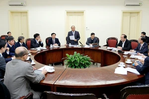 Thủ tướng Nguyễn Xuân Phúc làm việc với Tổ tư vấn kinh tế. Ảnh: VGP