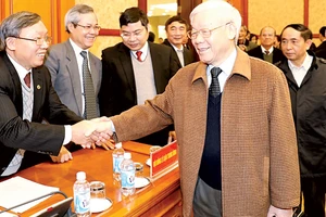 Tổng Bí thư Nguyễn Phú Trọng với các đại biểu dự Kỳ họp thứ 4 của Hội đồng Lý luận Trung ương nhiệm kỳ 2016-2021