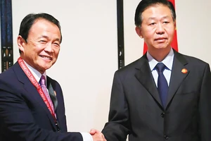 Bộ trưởng Tài chính Nhật Bản Taro Aso (trái) và người đồng cấp Trung Quốc Tiêu Tiệp bên lề cuộc họp của Ngân hàng Phát triển châu Á (ADB) tại Yokohama, Nhật Bản, tháng 5-2017