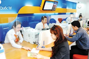 Giao dịch vay tiêu dùng tại một ngân hàng Ảnh: CAO THĂNG