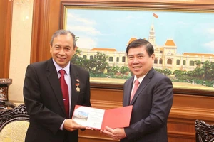 Chủ tịch UBND TPHCM Nguyễn Thành Phong tặng Huy hiệu TPHCM cho Tổng Lãnh sự Indonesia tại TPHCM Jean Anes. Ảnh: THANHUYTPHCM.VN