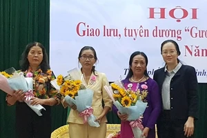 Chủ tịch Hội LHPN TP Nguyễn Thị Ngọc Bích tặng hoa chúc mừng nữ chủ nhà trọ tiêu biểu năm 2017