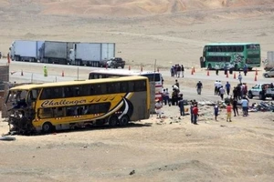 Hiện trường một vụ tai nạn xe buýt tại Peru. Nguồn: EPA