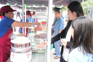 Người bán hàng rong được phép kinh doanh trên vỉa hè đường Nguyễn Văn Chiêm (quận 1) theo giờ Ảnh: KIỀU PHONG