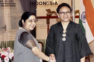 Ngoại trưởng Ấn Độ Sushma Swaraj (trái) hội đàm với Ngoại trưởng Indonesia Retno Marsudi thảo luận tăng cường quan hệ đối tác chiến lược Ảnh: AP