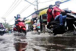 Ngập nước do triều cường trên đường Lê Văn Lương, huyện Nhà Bè, TPHCM