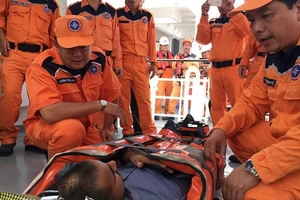 Cứu 2 thuyền viên nước ngoài gặp tai nạn lao động trên biển