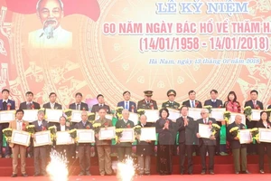 Trao Bằng khen của Tỉnh ủy Hà Nam cho các tập thể, cá nhân có thành tích xuất sắc trong "Học tập và làm theo tư tưởng, đạo đức, phong cách Hồ Chí Minh" năm 2017. Ảnh: TTXVN