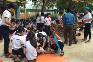 Các em học sinh của Trường THCS Trương Văn Ly trực tiếp tham gia khóa tập huấn và diễn tập phòng chống thiên tai và sóng thần