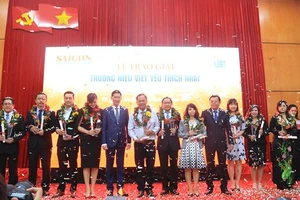 Ban tổ chức trao giải Thương hiệu Việt được yêu thích nhất năm 2017. Ảnh: CAO THĂNG