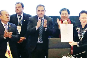 Chủ tịch Quốc hội Nguyễn Thị Kim Ngân với tuyên bố chung được các quốc gia ký kết Ảnh: TTXVN
