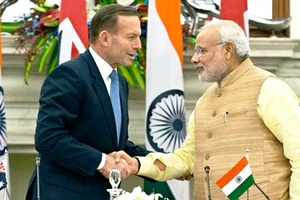 Thủ tướng Australia Tony Abbott và Thủ tướng Ấn Độ Narendra Modi ký Thỏa thuận hạt nhân năm 2014
