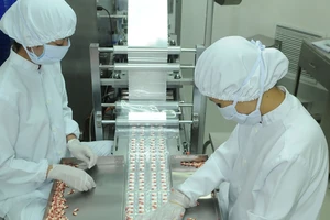 Sản xuất thuốc trên máy công nghệ tiên tiến tại Công ty Euvipharm Ảnh: CAO THĂNG