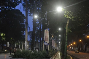  Đèn LED chiếu sáng tại Công viên Văn Lang Ảnh: CAO THĂNG