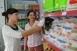  Người tiêu dùng chọn mua đường tại cửa hàng liên kết “Hội Phụ nữ - Co.op” ở quận 12 Ảnh: THÀNH TRÍ