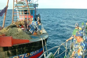 Phạt nặng các tàu khai thác cá trái phép ở nước ngoài