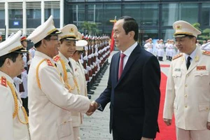 Chủ tịch nước Trần Đại Quang với các đồng chí lãnh đạo, sỹ quan chỉ huy lực lượng Hậu cần - Kỹ thuật Công an nhân dân. Ảnh: TTXVN