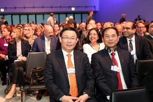Phó Thủ tướng Vương Đình Huệ và Thứ trưởng Ngoại giao Bùi Thanh Sơn dự phiên khai mạc toàn thể WEF Davos 2018