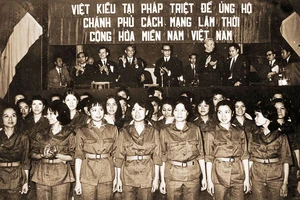 Kiều bào Pháp đón Đoàn đại biểu Chính phủ Cách mạng Lâm thời Cộng hòa miền Nam Việt Nam sang Pháp (bà Lương Bạch Vân đứng thứ hai, hàng đầu, từ phải qua) Ảnh: Ts Lương Bạch Vân cung cấp