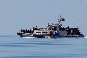 Người tị nạn trên tàu của Cảnh sát biển Libya ngày 31-1, sau khi được cứu ở Địa Trung Hải. Ảnh: REUTERS