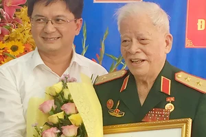 Bí thư Quận ủy Thủ Đức trao Huy hiệu 70 năm tuổi Đảng tặng Trung tướng Lê Nam Phong Ảnh: VŨ HƯỜNG 