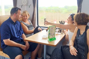 Khách nước ngoài du lịch bằng tàu lửa “5 sao” của Việt Nam