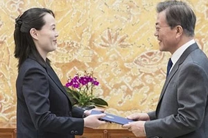 Tổng thống Hàn Quốc Moon Jae-in (bìa phải) nhận thư của nhà lãnh đạo Triều Tiên Kim Jong Un từ đặc phái viên Kim Yo-jong. Ảnh: YONHAP