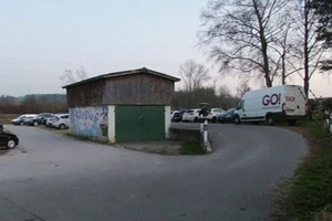 Bãi đỗ xe gần thành phố Chavornay, Thụy Sĩ, nơi nhóm cướp có vũ trang và bịt mặt khống chế tài xế, lấy đi toàn bộ tiền mặt trên xe tải. Ảnh: REUTERS