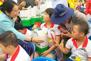 Đồng chí Võ Thị Dung, Phó Bí thư Thành ủy TPHCM, tặng quà các em thiếu nhi