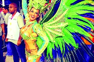 Lần đầu tiên trong lịch sử lễ hội Rio Canival, vũ công chính không phải người Brazil mà là cô Samantha Flores, người Anh