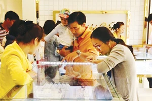 Người dân chọn mua vàng tại một cửa hàng ở TPHCM