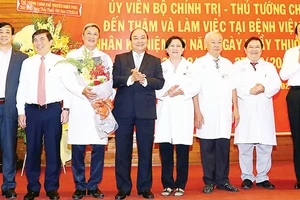 Thủ tướng Nguyễn Xuân Phúc tặng hoa chúc mừng tập thể cán bộ, y bác sĩ, nhân viên Bệnh viện Chợ Rẫy Ảnh: TTXVN