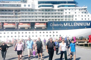 Du thuyền Celebrity Millennium cập cảng Chân Mây để du khách quốc tế tham quan di sản miền Trung