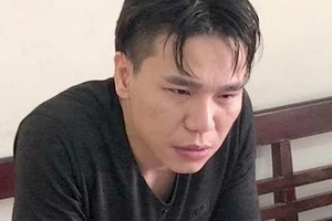 Ca sĩ Châu Việt Cường tại cơ quan cảnh sát điều tra
