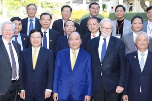 Thủ tướng Nguyễn Xuân Phúc chụp ảnh lưu niệm cùng các đại biểu Trường Đại học Quốc gia Australia Ảnh: TTXVN