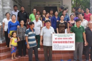 Nông dân tham gia lượng giá mô hình tại nhà anh Nguyễn Văn Tới