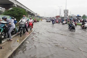 Xa lộ Hà Nội, đoạn gần cầu Rạch Chiếc ngập sâu sau trận mưa nhỏ. Ảnh: Đ.T