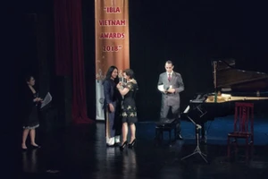 Bà Cecilia Piccioni - Đại sứ đặc mệnh toàn quyền Cộng hòa Italia tại Việt Nam đại diện trao Huân chương Hiệp sĩ của Chính phủ Italia dành tặng NTK Minh Hạnh