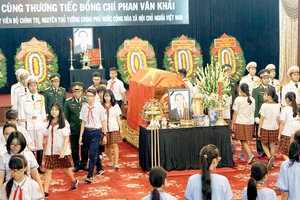 Các thiếu niên quận 5 (TPHCM) đến viếng nguyên Thủ tướng Phan Văn Khải. Ảnh: HOÀNG HÙNG