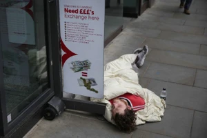 Người vô gia cư nằm ngủ ngoài đường phố ở Anh