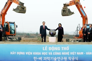 Tổng thống Hàn Quốc Moon Jae-in và Phó Chủ tịch nước Đặng Thị Ngọc Thịnh thực hiện nghi lễ động thổ xây dựng Viện VKIST. Ảnh: TRẦN BÌNH